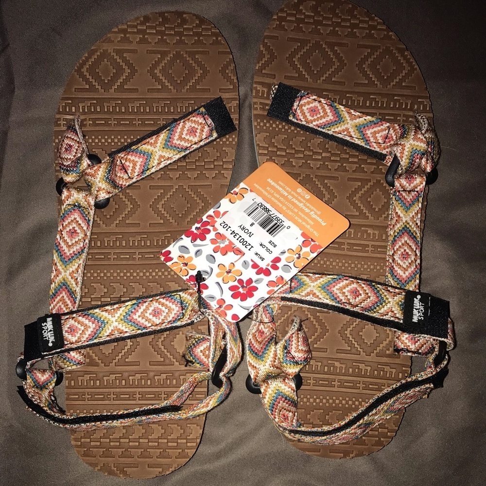 NWT Muk Luk Sandals